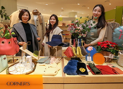 판교점 3층에 위치한 ‘코너스’ 매장에서 직원들이 에이지리스 아이템들과 체험형 매장에서 진행하는 클래스를 소개하고 있다...현대백화점 제공