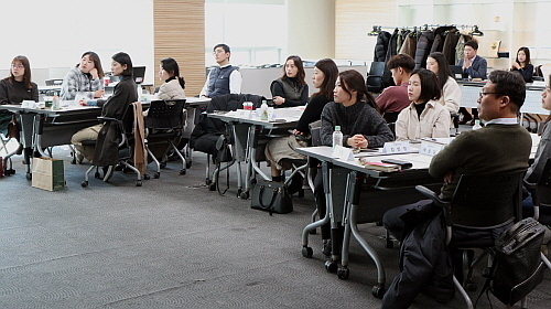 상생협력 아카데미 참석자들이 품질 관리 강의를 듣고 있는 모습...CJ프레시웨이 제공
