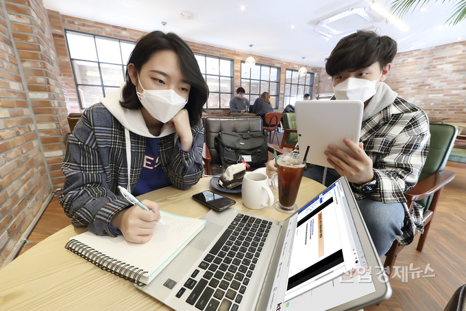 KT가 코로나19 여파로 시작된 각 대학들의 온라인 강의가 차질 없이 이뤄지도록 인터넷 용량을 증설하고, 전담 인력을 투입하는 등 긴급 지원에 나섰다고 19일 밝혔다. 사진=KT