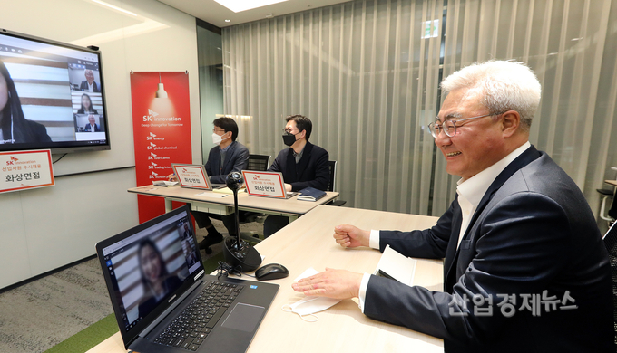 SK이노베이션 김준 총괄 사장이 8일 SK서린빌딩 신입사원 화상면접 현장을 점검하고 있다. 사진=SK이노베이션