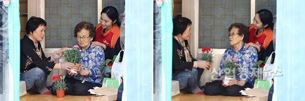 홀몸 어르신에게 카네이션 화분을 전달하는 SK이노베이션 구성원과 생활지원사