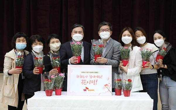 SK종합화학 나경수 사장(오른쪽에서 네 번째)과 구성원, 서대문노인종합복지관 탁우상 관장(왼쪽에서 네 번째)과 생활지원사들. 사진=SK이노베이션