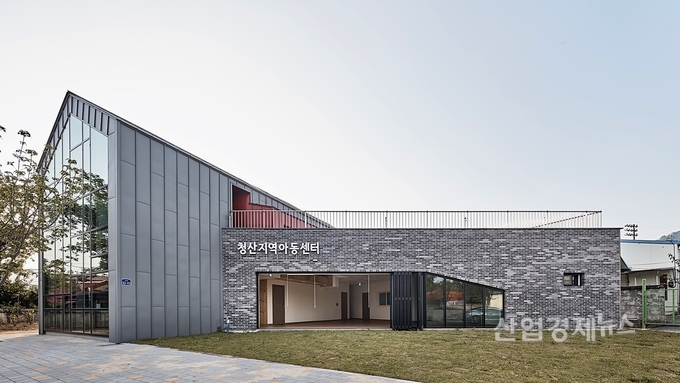 동국제강 내진철근과 럭스틸로 지어진 청산 지역아동센터 전경. 사진=동국제강