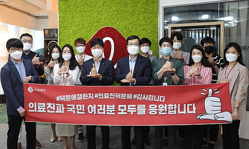 사진설명 : (가운데 오른쪽) 롯데제과 대표이사 민명기...롯데제과 제공