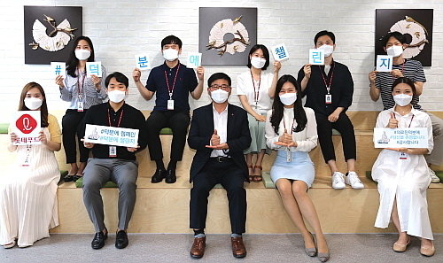 조경수 대표(아랫줄 좌측 세번째)와 임직원의 #덕분에챌린지 참여 기념 컷...롯데푸드 제공