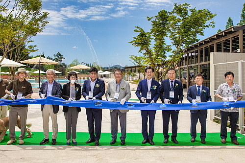 왼쪽부터 상하농원 류영기 대표, 매일유업 김선희 대표(사진 왼쪽 세번째), 매일홀딩스 김정완 회장(사진 왼쪽 다섯번째), 유기상 고창군수(사진 왼쪽 여섯번째) 및 내빈들...<사진=매일유업 상하농원 제공>