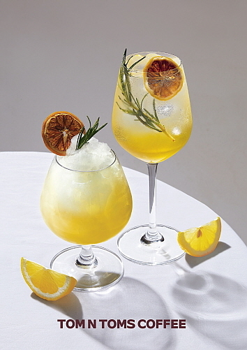 화이트와인 음료 연출 컷...탐앤탐스 제공