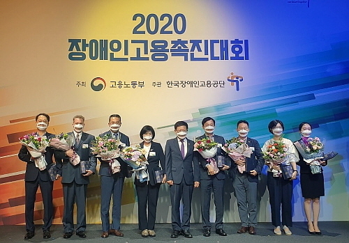‘2020 장애인고용 촉진대회’에서 CJ프레시웨이 김태균 인사담당(왼쪽)이 고용노동부 장관 표창 수상 후 기념촬영 모습...CJ프레시웨이 제공