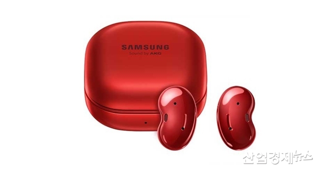 KT가 단독 출시한 갤럭시 버즈 라이브 ‘레드’. 사진=KT