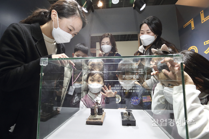 관람객들이 모스부호 음향전신기를 관람 체험하고 있다.