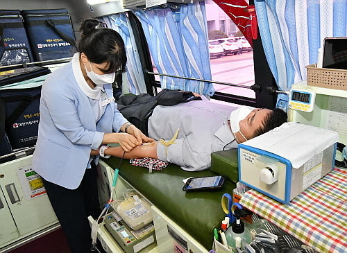 헌혈하고 있는 경남은행 직원...사진=BNK경남은행 제공