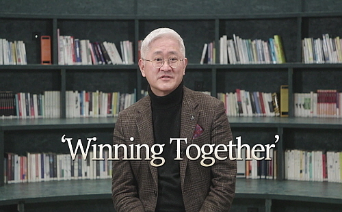 아모레퍼시픽그룹 서경배 회장 2021년 신년 메시지 영상 컷...회사 제공