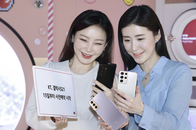 KT, 갤럭시S21 사전예약 판촉 포스터. 사진=KT