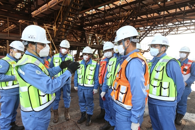 포스코 최정우 회장이 16일 최근 사고 났던 현장을 확인하고 제철소 직원, 협력사 대표들과 현장 위험요소에 대해 공유하고 개선사항을 당부하고 있다. 사진=포스코