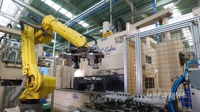 창원에 위치한 DL모터스 공장의 자동차 부품 가공라인. 사진=DL