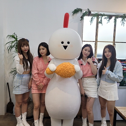 브레이브걸스 모델 컷...<사진=BBQ 제공>