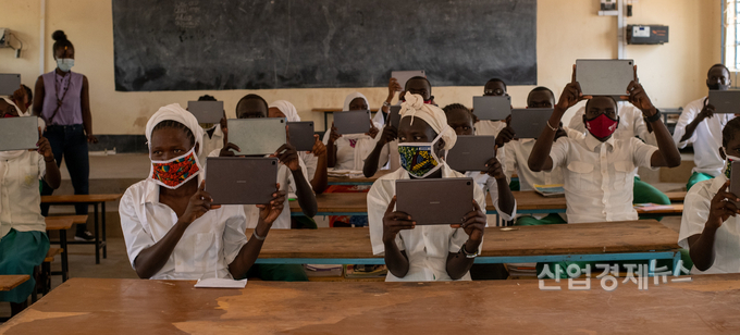 케냐 카쿠마 난민촌 청소년들이 갤럭시탭을 이용해 수업을 하고 있다. 사진=삼성전자