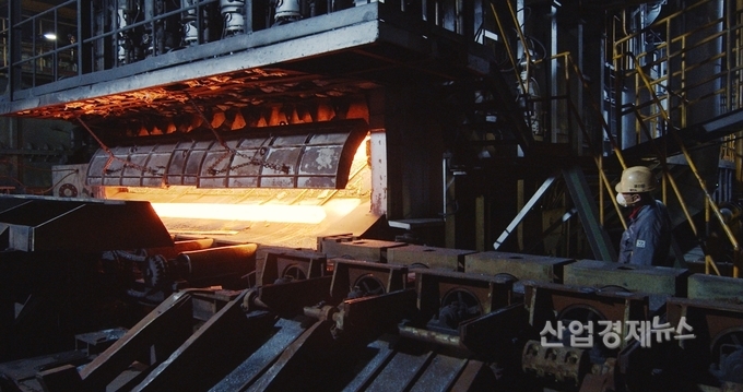 동국제강, SCR설비가 도입된 신평공장 가열로에서 빌릿(billet)이 압연라인에 투입되고 있다. 사진=동국제강