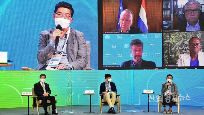 SK종합화학 나경수 사장(사진 왼쪽 상단 첫번째, 우측 하단 첫번째)이 31일 서울 녹색미래 정상회의 ‘순환경제 세션’에 참석해 패널 토론을 진행하고 있다. 사진=SK이노베이션