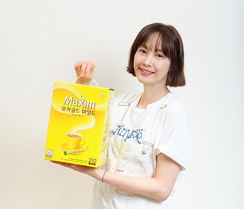 종이 손잡이 제품 출시 관련 이나영 모델 컷...동서식품 제공