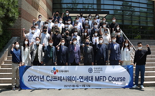 MFD course 입교식 기념 컷(정성필 대표(왼쪽 5번째)와 입교자들)...<사진=CJ프레시웨이 제공>
