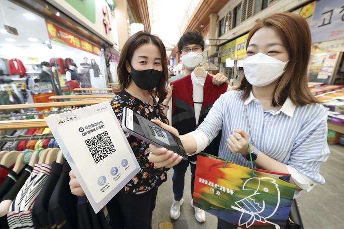 KT 모델이 QR코드를 활용해 익산다이로움을 활용하는 모습. 사진=KT