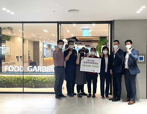 본푸드서비스 임미화 대표(우측 세번째)와 주요 관계자들이 기념 사진을 촬영 하고 있다...<사진=본푸드서비스 제공>