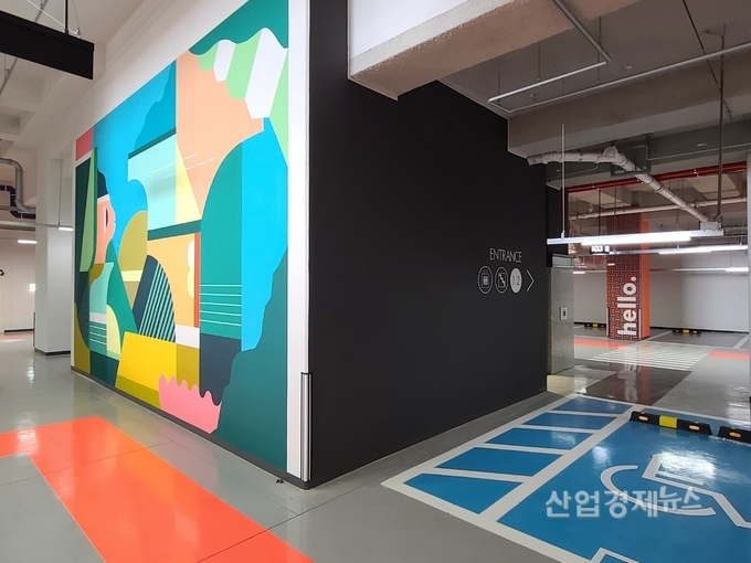 갤러리로 변신한 지하주차장. 사진=현대건설