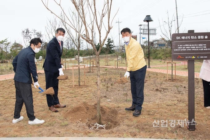 지난 7일 열린 탄소 중립 숲 조성 기념 행사에서 (왼쪽부터) 정태용 환경재단 사무처장, 강봉원 SK에너지 중부사업부장, 함명준 고성군수가 식수를 하고 있다. 사진=SK이노베이션