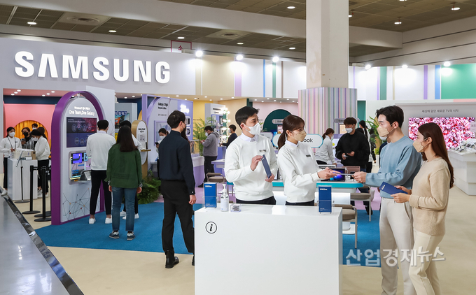 ‘KES 2021’ 삼성전자부스 모습. ‘팀 삼성’이 제안하는 ▲'더 앞선 모바일 라이프를 위한 팀 삼성' ▲'최고의 요리를 위한 팀 삼성' ▲'깨끗한 의류케어를 위한 팀 삼성' ▲'홈엔터테인먼트를 위한 팀 삼성' 등 4개의 공간을 체험해 볼 수 있다. 사진=삼성전자