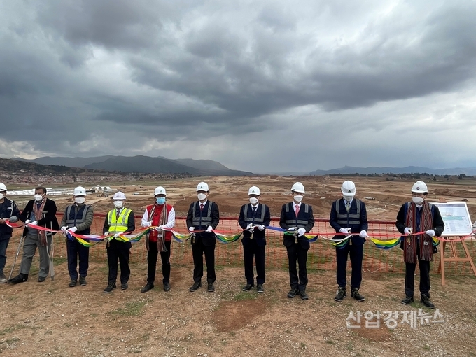 현대건설이 잉카문명 마추픽추 관문인 페루 친체로 공항 착공식을 하고 있다. 사진=현대건설