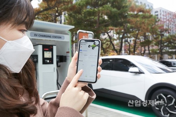 SK온이 개발한 전기차 배터리 진단 서비스를 이용하는 모습. 사진=SK이노베이션