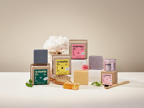 뷰티바 3종과 가루치약 제품 연출 컷...<사진=LG생활건강 제공>