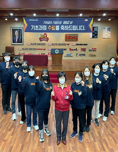 안산시 청년 사업가 기초교육 수료식 기념 컷..(사진=중앙 앞줄제너시스BBQ 그룹 윤경주 부회장)...BBQ치킨 제공