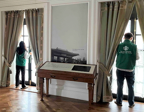 덕수궁 석조전 정화 활동 모습..<사진=스타벅스 제공)