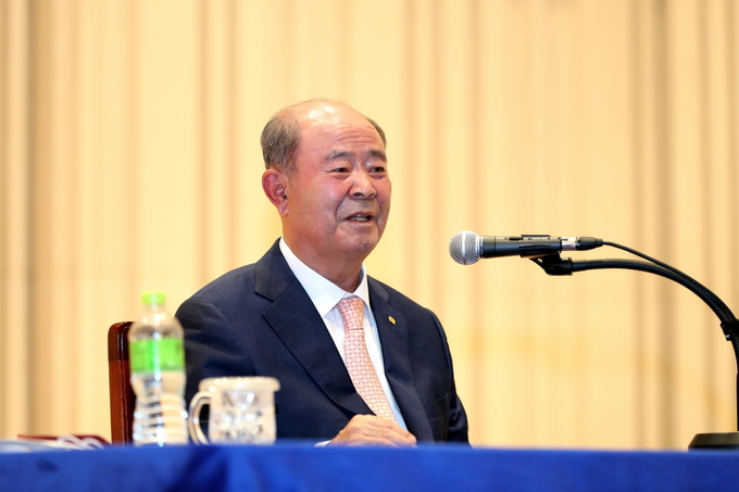 정창선 중흥그룹 회장이 대우건설 임직원들과 간담회를 통해 대화를 나누고 있다. 사진=대우건설