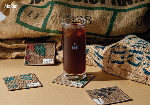 커피 마대자루 활용한 '코스터' 이미지 컷...동서식품 제공