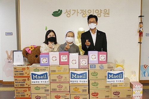 기부 물품 전달 모습.. <사진=좌측부터 '살림' 유미연 회장, 성가정입양원 윤미숙 원장수녀, 매일유업 고정수 홍보본부장..매일유업 제공>