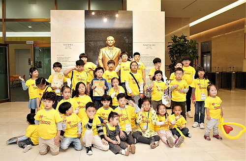 함태호 명예회장 동상과 함께 새 생명 5천명 탄생 기념 컷...<사진=오뚜기 제공>