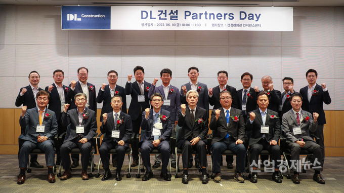 전경련회관 컨퍼런스센터에서 열린 ‘DL건설 파트너스 데이’에서 조남창 DL건설 대표이사(앞줄 왼쪽 네번째) 및 참석자들이 기념 촬영하고 있다. 사진=DL건설