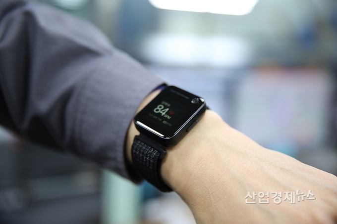 D-Blu 스마트밴드에 실시간으로 심박수가 표시되고 있다.
