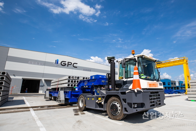 GPC음성공장에서 프리캐스트 콘크리트가 출하되고 있다. 사진=GS건설