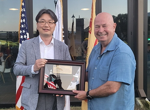 감사패 전달식에 참여한 매일유업 강준모 영양식본부장과 FMWR의 Keith W. Colbert 디렉터...<사진=매일유업 제공>