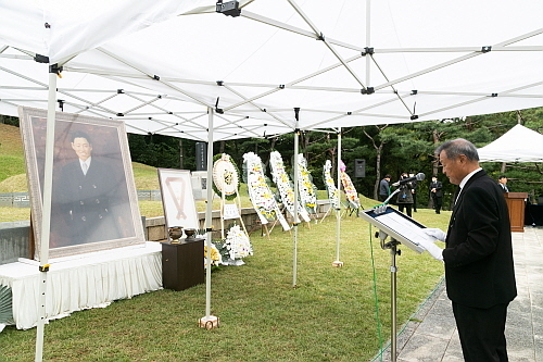 이봉창 의사 존영 앞에서 추모사 낭독하는 이봉창의사기념사업회 정수용 회장...<사진=빙그레 제공>