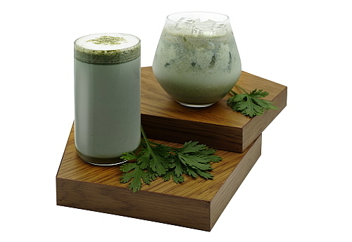 시니어 상생음료 '우리 쑥 곡물 라떼' 연출 컷...스타벅스 제공