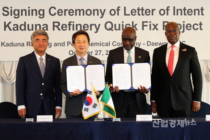 백정완 대우건설 사장(가운데 왼쪽)과 멜레 키야리 NNPC사 그룹CEO(가운데 오른쪽)이 카두나 정유시설 긴급보수공사 LOI를 접수하고 기념촬영하고 있다. 사진왼쪽부터 정원주 부회장, 백정완 대우건설 사장, 멜레 키야리 NNPC사 Group CEO, 티미프레 실바 석유자원부 장관. 사진=대우건설