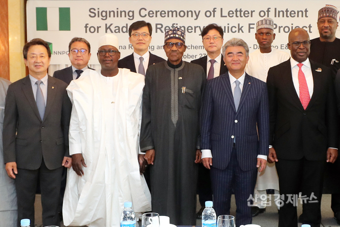 정원주 부회장(가운데 오른쪽)이 무함마두 부하리 나이지리아 대통령(가운데)을 예방했다. 앞줄 왼쪽부터 백정완 대우건설 사장, 알리 모하메드 마가시 주한나이지리아 대사, 무함마두 부하리 나이지리아 대통령, 정원주 부회장, 티미프레 실바 석유자원부 장관. 사진=대우건설