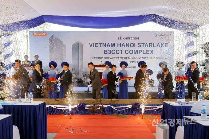 B3CC1 착공식 시삽 현장. 왼쪽 두번째 KB국민은행 우상현 부행장, 네번째 대우건설 백정완 사장, 다섯번째 응웬 쩌엉 동 하노이 부시장, 여덟번째 JR투자운용 장현석 대표. 사진=대우건설