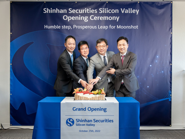 왼쪽부터 신한투자증권 정희준 실리콘밸리 사무소장, 신한투자증권 이영창 사장, 윤상수 샌프란시스코 총영사, 박용민 코트라 실리콘밸리무역관장...<사진=신한투자증권 제공>