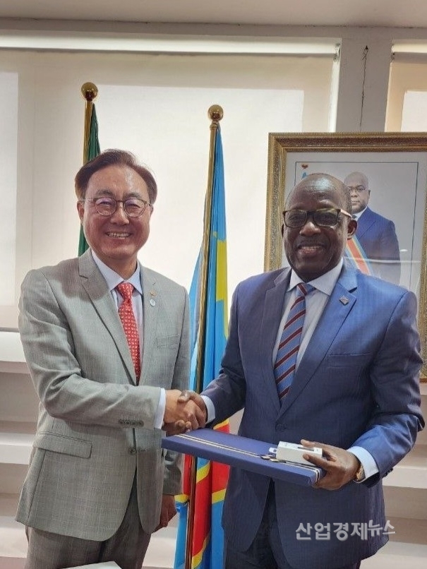 SK이노베이션 김준 부회장(왼쪽)과 콩고민주공화국 크리스토프 루툰둘라 외교부 장관이 지난 2일(현지시간) 콩고민주공화국 킨샤샤에서 면담 이후 기념사진을 촬영하고 있다. 사진=SK이노베이션